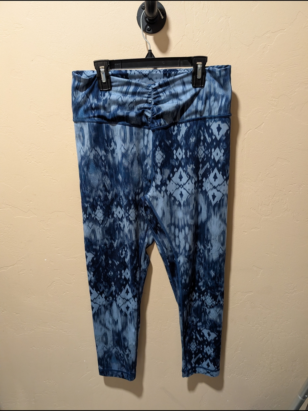 EUC Woman's Victoria Secret On Point Blue Tie-Dye/Aztez Ruched Blue Leggings